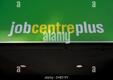 High Wycombe, Buckinghamshire, Royaume-Uni.26 novembre 2021.Le Job Center plus de High Wycombe.Des milliers de vacances d'emploi restent inremplies à la suite de l'exode des travailleurs vers l'Europe de l'est après le Brexit.Crédit : Maureen McLean/Alay Banque D'Images