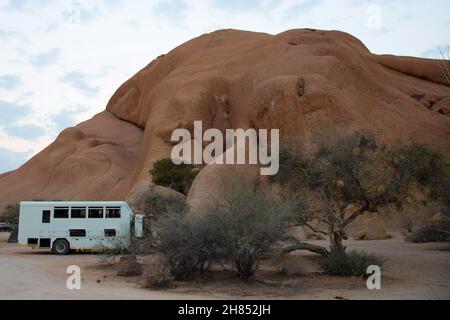 Voyage aventure en Afrique.Camion blanc avec un beau paysage à Damaraland, Namibie.Afrique Banque D'Images