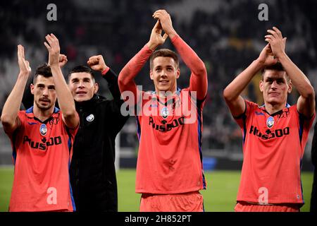 Turin, Italie.27 novembre 2021.Les joueurs d'Atalanta célèbrent à la fin de la série Un match de football 2021/2022 entre le Juventus FC et Atalanta BC au stade Juventus de Turin (Italie), le 27 novembre 2021.Photo Federico Tardito/Insidefoto Credit: Insidefoto srl/Alay Live News Banque D'Images