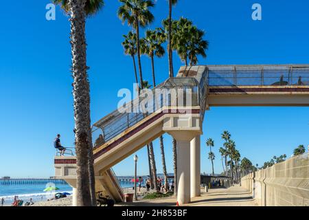 San Clemente, CA, USA – 13 novembre 2021 : le pont piétonnier donne accès à la plage de San Clemente, Californie. Banque D'Images