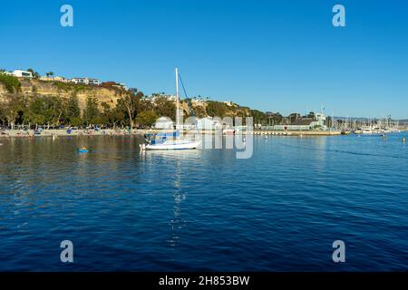 San Clemente, CA, États-Unis – 13 novembre 2021 : un voilier ancré dans le port de Dana point, dans le comté d'Orange, en Californie. Banque D'Images