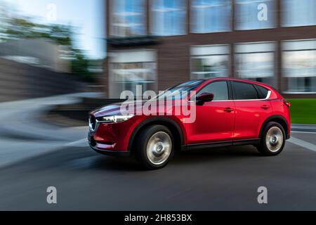Kiev, Ukraine - 30 juin 2021: Rouge Mazda CX-5 en mouvement dans la ville Banque D'Images
