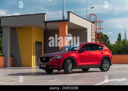 Kiev, Ukraine - 30 juin 2021 : nouveau SUV Mazda CX-5 au parking Banque D'Images