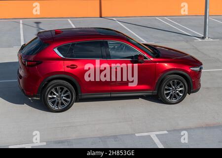 Kiev, Ukraine - 30 juin 2021: Vue latérale du nouveau rouge Mazda CX-5 au parking Banque D'Images