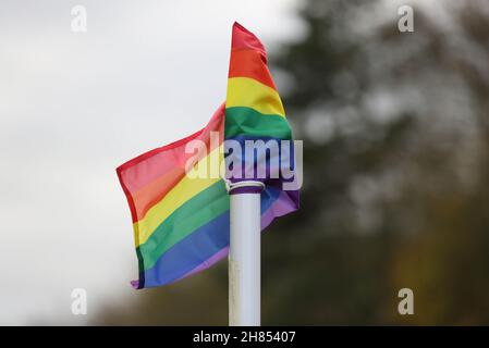 Un drapeau d'angle arc-en-ciel en soutien de la campagne Rainbow Lenes de Stonewall avant le match de la Sky Bet League Two à la pleine charge New Lawn, Nailsworth.Date de la photo: Samedi 27 novembre 2021. Banque D'Images