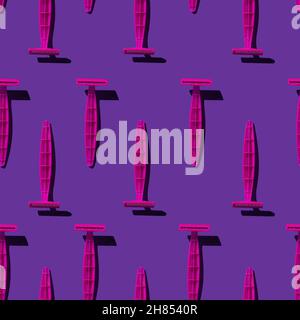 Un groupe de rasoirs en plastique rose.Motif sans couture.Rasoirs rose vif sur fond violet vif.Prise de vue avec une lumière intense et des ombres noires dures. Banque D'Images