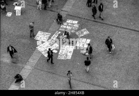 Avril 1993 archive Photographie noir et blanc de l'artiste à l'extérieur du Centre Pompidou à Paris. Banque D'Images