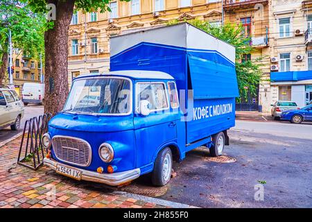 ODESSA, UKRAINE - 19 juin 2021 : le petit café sur les roues garées dans le centre historique de la ville, le 19 juin à Odessa Banque D'Images