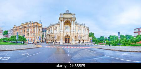ODESSA, UKRAINE - 19 juin 2021 : Panorama de l'Opéra et du Ballet depuis la place du Théâtre avec vue sur le jardin verdoyant et le bâtiment historique Banque D'Images