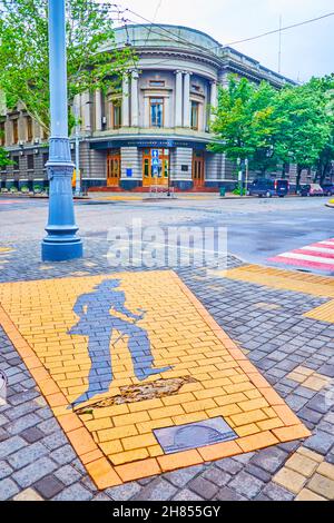 La silhouette de tuile d'Alexander Pouchkine sur le trottoir de la rue Richelieu à Odessa, en Ukraine Banque D'Images