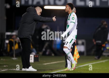 SITTARD, PAYS-BAS - NOVEMBRE 27 : l'entraîneur Danny Buijs du FC Groningen entraîne Cyril Ngonge du FC Groningen lors du match néerlandais Eredivisiie entre Fortuna Sittard et FC Groningen au Fortuna Sittard Stadion le 27 novembre 2021 à Sittard, pays-Bas (photo de Broer van den Boom/Orange Pictures) Banque D'Images