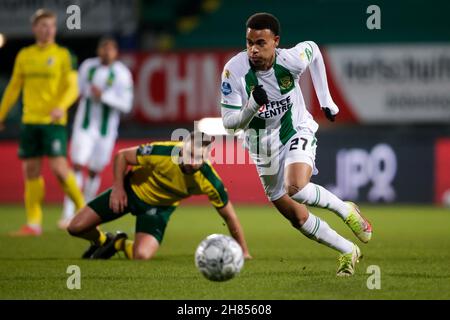 SITTARD, PAYS-BAS - NOVEMBRE 27: Cyril Ngonge du FC Groningen dribbles avec le ballon pendant le match néerlandais Eredivisie entre Fortuna Sittard et FC Groningen au stade Fortuna Sittard le 27 novembre 2021 à Sittard, pays-Bas (photo de Broer van den Boom/Orange Pictures) Banque D'Images