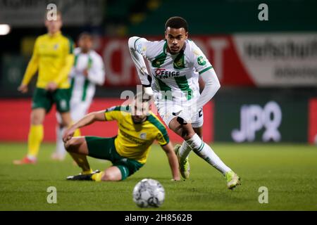 SITTARD, PAYS-BAS - NOVEMBRE 27: Cyril Ngonge du FC Groningen dribbles avec le ballon pendant le match néerlandais Eredivisie entre Fortuna Sittard et FC Groningen au stade Fortuna Sittard le 27 novembre 2021 à Sittard, pays-Bas (photo de Broer van den Boom/Orange Pictures) Banque D'Images