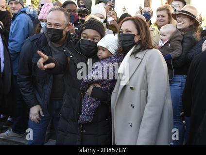 Washington, États-Unis.27 novembre 2021.Le vice-président Kamala Harris (R) et le deuxième monsieur Douglas Emhoff (L) prennent leur photo avec les acheteurs qui soutiennent Small Business Saturday avec une visite à un marché de Noël extérieur, le samedi 27 novembre 2021, à Washington,CC.Photo de Mike Theiler/UPI crédit: UPI/Alay Live News Banque D'Images