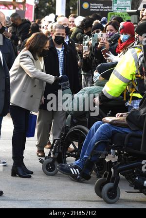 Washington, États-Unis.27 novembre 2021.La vice-présidente Kamala Harris (L) salue les acheteurs car elle soutient Small Business Saturday avec une visite à un marché de Noël extérieur, le samedi 27 novembre 2021, à Washington,CC.Photo de Mike Theiler/UPI crédit: UPI/Alay Live News Banque D'Images