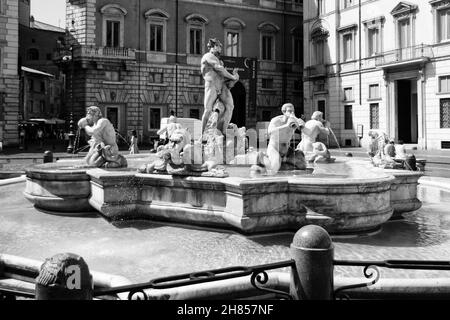 Photo en niveaux de gris d'une belle fontaine sur la Piazza Navona Square lors d'une journée ensoleillée à Rome, en Italie Banque D'Images