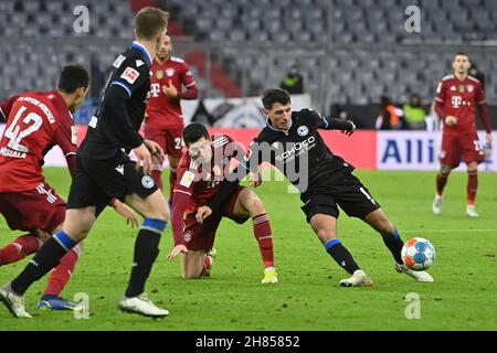 Munich, Allemagne.27 novembre 2021.Robert LEWANDOWSKI (FC Bayern Munich), action, duels.Football 1.Bundesliga saison 2021/2022, 13.matchday, matchda13.FC Bayern Munich-Arminia Bielefeld 1-0, le 27 novembre 2021, ALLIANZARENA Muenchen.Credit: dpa/Alay Live News Banque D'Images