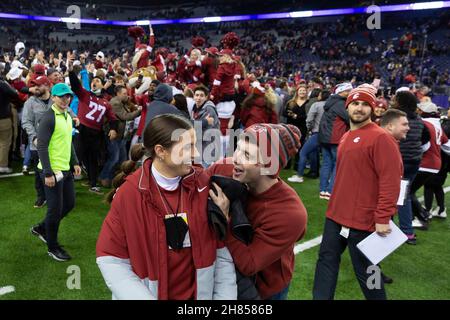 Les fans se précipitent sur le terrain lors de la 113e coupe d'Apple au stade Husky de Seattle le vendredi 26 novembre 2021.Les Cougars de l'État de Washington ont battu les Huskies de Washington avec une victoire de 40-13. Banque D'Images