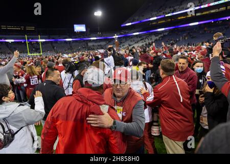 Les fans se précipitent sur le terrain lors de la 113e coupe d'Apple au stade Husky de Seattle le vendredi 26 novembre 2021.Les Cougars de l'État de Washington ont battu les Huskies de Washington avec une victoire de 40-13. Banque D'Images