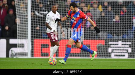 Londres, Royaume-Uni.27 novembre 2021.Luka Milivojevic de Crystal Palace FC avec le ballon lors du match de Premier League entre Crystal Palace et Aston Villa à Selhurst Park, Londres, Angleterre, le 27 novembre 2021.Photo de Phil Hutchinson.Utilisation éditoriale uniquement, licence requise pour une utilisation commerciale.Aucune utilisation dans les Paris, les jeux ou les publications d'un seul club/ligue/joueur.Crédit : UK Sports pics Ltd/Alay Live News Banque D'Images