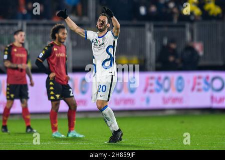 Venise, Italie.27 novembre 2021.Interâ&#x80;&#x99;s Hakan Calhanoglu célèbre après avoir obtenu un but 0-1 pendant Venezia FC vs Inter - FC Internazionale, football italien série A match à Venise, Italie, novembre 27 2021 crédit: Independent photo Agency/Alay Live News Banque D'Images