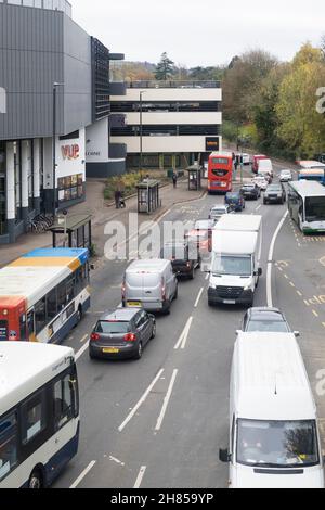 Vue sur Stroud.Une ville de Gloucester dans les Cotswolds du Sud.Congestion routière Banque D'Images