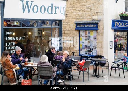 Vue sur Stroud.Une ville de Gloucester dans les Cotswolds du Sud.Café Woodrufs Banque D'Images