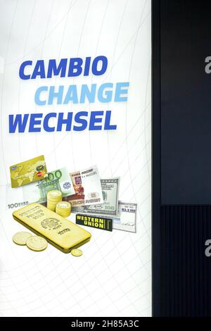 Francfort, Allemagne - 19 septembre 2015 : Western Union fait de la publicité sur un mur d'une agence pour le changement d'argent Banque D'Images