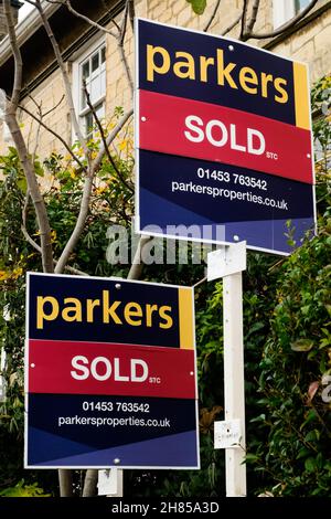 Vue sur Stroud.Une ville de Gloucester dans les Cotswolds du Sud.Enseignes maison vendues Banque D'Images