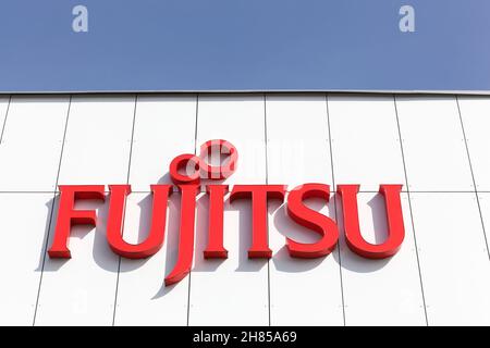 Holme, Danemark - 8 avril 2018 : logo Fujitsu sur un mur.Fujitsu est un équipement international japonais de technologie de l'information Banque D'Images
