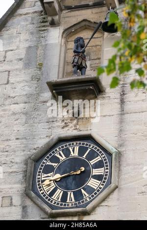 Vue sur Stroud.Une ville de Gloucester dans les Cotswolds du Sud.Horloge noire pour garçons Banque D'Images