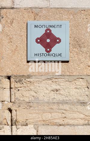 Belleville sur Saone, France - 3 juillet 2014 : logo du monument historique en France sur un mur d'une église Banque D'Images