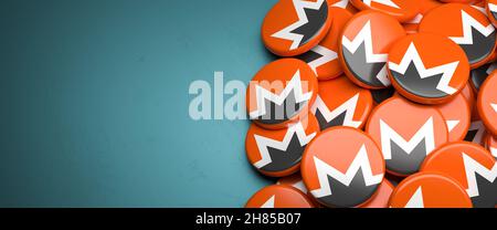 Logos de la crypto-monnaie Monero (XMR) sur un tas sur une table.Copier l'espace.Format de bannière Web Banque D'Images