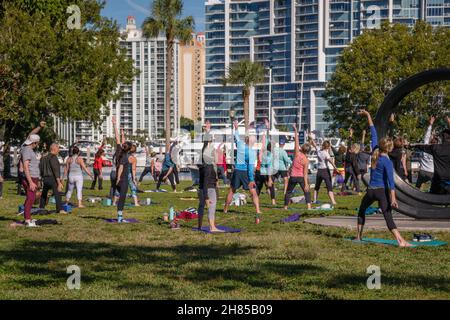 Sarasota, FL, US-27 novembre 2021 : grande classe de yoga en plein air dans le parc Bayfront près de la marina et de l'eau. Banque D'Images