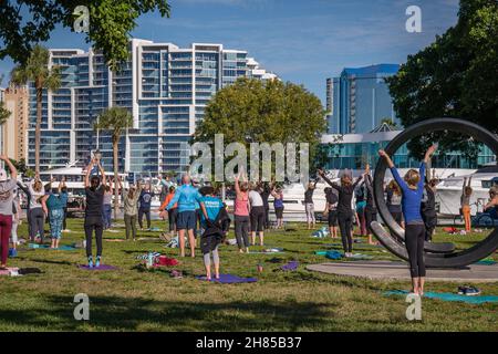 Sarasota, FL, US-27 novembre 2021 : grande classe de yoga en plein air dans le parc Bayfront près de la marina et de l'eau. Banque D'Images