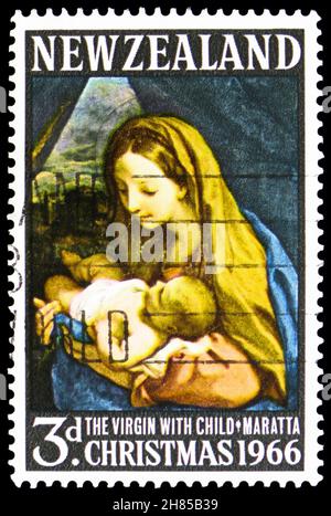 MOSCOU, RUSSIE - 24 OCTOBRE 2021 : timbre-poste imprimé en Nouvelle-Zélande montre Virgin and Child, peinture de Carlo Maratta, série de Noël, vers 1966 Banque D'Images