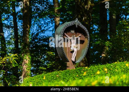 Crucifix sur le terrain du château Hohenaschau, région de Chiemgau, haute-Bavière, sud de l'Allemagne, Europe Banque D'Images