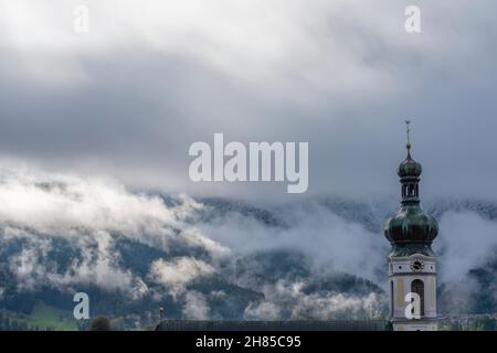 Église paroissiale Saint-Pankratius à Reit im Winkl, brouillard tôt le matin après une nuit froide dans la région de Chiemgau, haute-Bavière, sud de l'Allemagne, Europe
