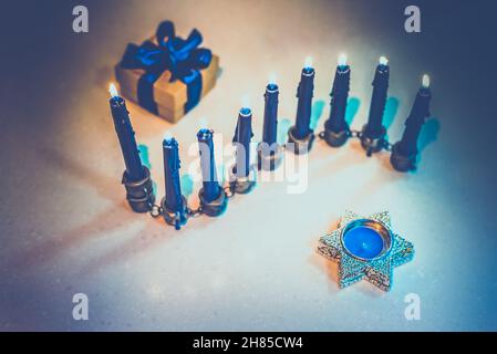 Hanukkah fond avec simbol menorah pour neuf bougies allumées et boîte cadeau Banque D'Images