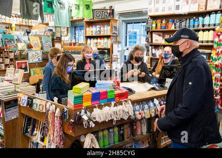 Nantucket, États-Unis d'Amérique.26 novembre 2021.Nantucket, États-Unis d'Amérique.26 novembre 2021.Joe Biden, président des États-Unis, fait les boutiques à droite à Nantucket Bookworks pendant la journée de vente du Black Friday le 26 novembre 2021 à Nantucket, Massachusetts.Biden passe la journée à visiter les magasins locaux et à assister à la cérémonie annuelle d'éclairage des arbres de Noël du village avec sa famille.Crédit : Adam Schultz/White House photo/Alay Live News Banque D'Images