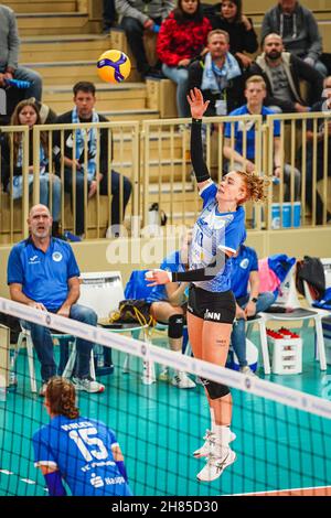 Wiesbaden, Allemagne.27 novembre 2021.Wiesbaden, Allemagne, novembre 27t Lena Große Scharmann (10 Wiesbaden) pendant le quart final 2021/2022 Frauen du DVV-Pokal entre VC Wiesbaden et USC Münster à la Sporthalle am Platz der Deutschen Einheit à Wiesbaden, Allemagne.Norina Toenges/Sports Press Phot Credit: SPP Sport Press photo./Alamy Live News Banque D'Images