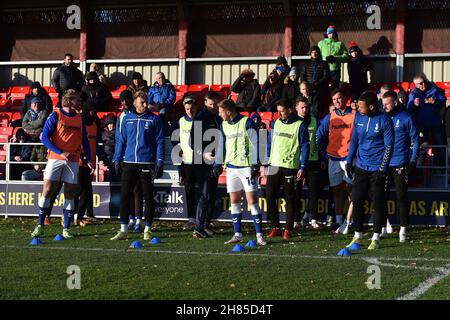 SALFORD, GBR.27 NOVEMBRE les joueurs d'Oldham Athletic se réchauffent lors du match Sky Bet League 2 entre Salford City et Oldham Athletic à Moor Lane, Salford, le samedi 27 novembre 2021.(Credit: Eddie Garvey | MI News) Credit: MI News & Sport /Alay Live News Banque D'Images