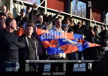 SALFORD, GBR.27 NOVEMBRE les fans d'Oldham Athletic lors du match Sky Bet League 2 entre Salford City et Oldham Athletic à Moor Lane, Salford le samedi 27 novembre 2021.(Credit: Eddie Garvey | MI News) Credit: MI News & Sport /Alay Live News Banque D'Images