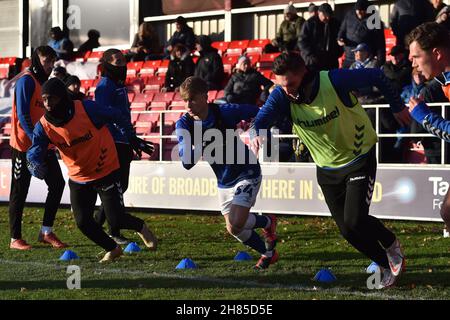 SALFORD, GBR.27 NOVEMBRE les joueurs d'Oldham Athletic se réchauffent lors du match Sky Bet League 2 entre Salford City et Oldham Athletic à Moor Lane, Salford, le samedi 27 novembre 2021.(Credit: Eddie Garvey | MI News) Credit: MI News & Sport /Alay Live News Banque D'Images