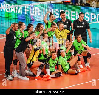 Wiesbaden, Allemagne.27 novembre 2021.Wiesbaden, Allemagne, novembre 27t les joueurs de l'USC Münster célèbrent leur victoire après le quart final 2021/2022 de Frauen de DVV-Pokal entre VC Wiesbaden et USC Münster à la Sporthalle am Platz der Deutschen Einheit à Wiesbaden, en Allemagne.Norina Toenges/Sports Press Phot Credit: SPP Sport Press photo./Alamy Live News Banque D'Images