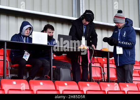 SALFORD, GBR.27 NOV Oldham Athletic Media team pendant le match Sky Bet League 2 entre Salford City et Oldham Athletic à Moor Lane, Salford le samedi 27 novembre 2021.(Credit: Eddie Garvey | MI News) Credit: MI News & Sport /Alay Live News Banque D'Images