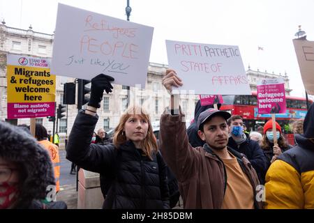 Londres, Royaume-Uni.27 novembre 2021.Les manifestants ont vu tenir des pancartes qui disent « des personnes comme vous » et l'état d'avancement lamentable de priti pendant la manifestation.Stand Up to racisme UK a organisé une protestation contre le projet de loi sur la nationalité et les frontières présenté par le gouvernement conservateur.Ils ont appelé Boris Johnson et Priti Patel à ouvrir des portes à davantage de migrants, à la lumière d'une récente noyade de migrants en route vers le Royaume-Uni.Crédit : SOPA Images Limited/Alamy Live News Banque D'Images