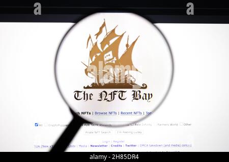 Le logo NFT Bay sur un site Web, vu sur un écran d'ordinateur à travers une loupe. Banque D'Images