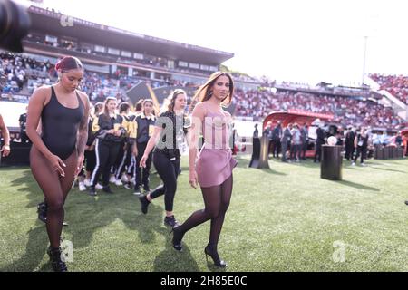 Uruguay - 11/27/2021 - LIBERTADORES 2021 FINAL, PALMEIRAS X FLAMENGO - la chanteuse brésilienne Anitta joue avant le match entre Palmeiras et Flamengo au stade Centenario pour le championnat Copa Libertadores 2021.Photo: Ettore Chiereguini/AGIF/Sipa USA Banque D'Images