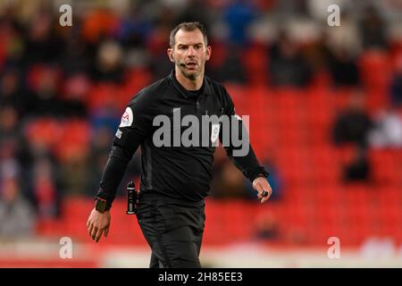 Stoke on Trent, Royaume-Uni.27 novembre 2021.Arbitre Tim Robinson en action pendant le match à Stoke-on-Trent, Royaume-Uni, le 11/27/2021.(Photo de Simon Whitehead/News Images/Sipa USA) crédit: SIPA USA/Alay Live News Banque D'Images